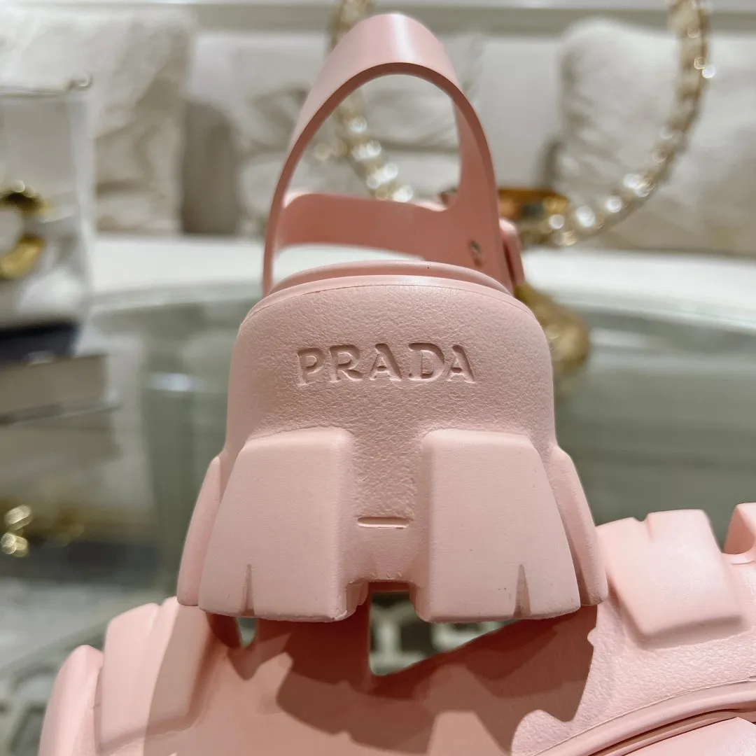 👟👟Ex-factory price 440👟👟 Prada's new spring and summer sawtooth Roman thick-soled rubber sandals, retro, fashionable and avant-garde gear teeth 55mm, thick-soled soles with rubber uppers, making the whole pair of shoes light and comfortable, bright colors, satisfying a variety of choices for fashionable people with different styles! The iconic metal triangle logo is paired with the shape of ancient beach sandals. Every design element is fashionable! Code number 35-40